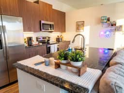 Cozy Designer Suite | Gym & Pool | DART Access