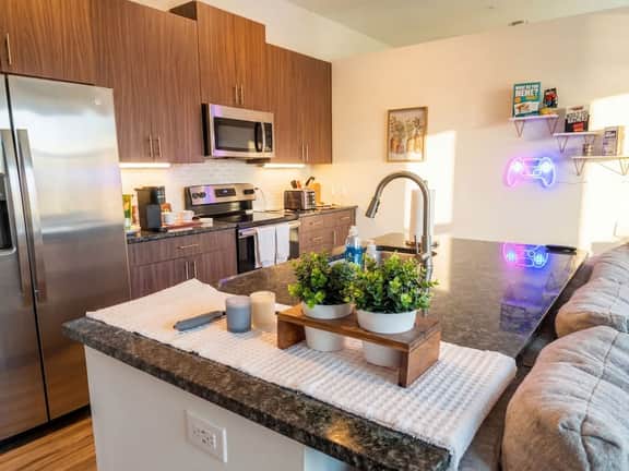 Cozy Designer Suite | Gym & Pool | DART Access